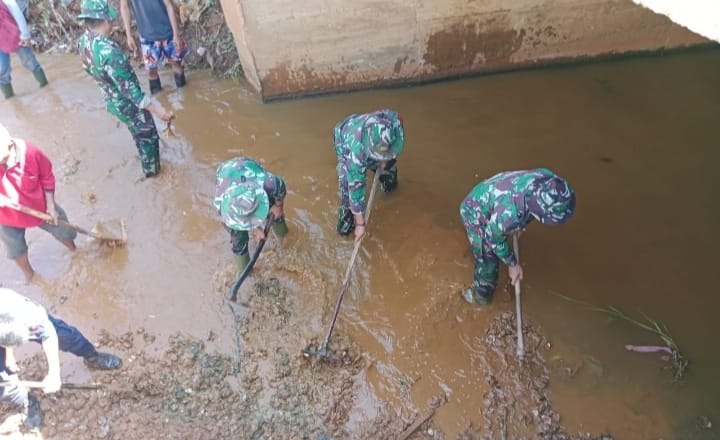 Cegah Banjir,Kodim 1430/Konut Lakukan Karya Bhakti Bersama Masyarakat,Bersihkan Aliran Sungai