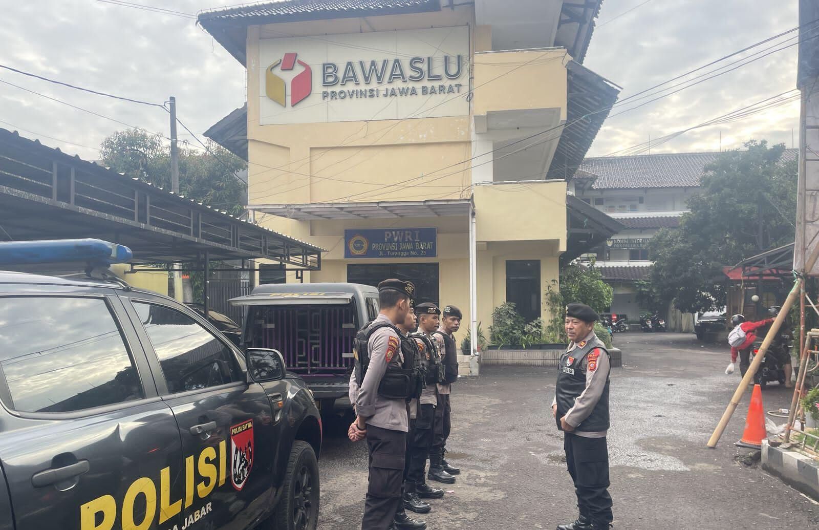 CEGAH GANGGUAN KAMTIBMAS PERSONEL POLDA JABAR PATROLI KE KANTOR BAWASLU PROVINSI JABAR JELANG PEMILU