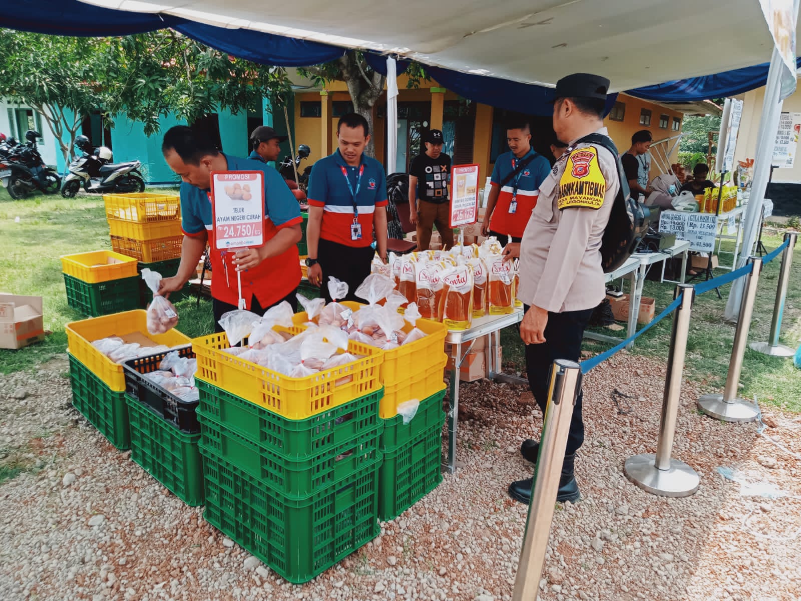 Cegah Inflasi, Kapolsek Legonkulon Lakukan Giat Pemantauan Operasi Pasar Murah