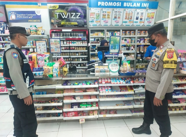 Cegah terjadinya tindak kriminalitas di malam minggu Piket Polsek Tanjungsiang, sambangi toko modern