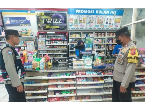 Cegah terjadinya tindak kriminalitas di malam minggu Piket Polsek Tanjungsiang, sambangi toko modern