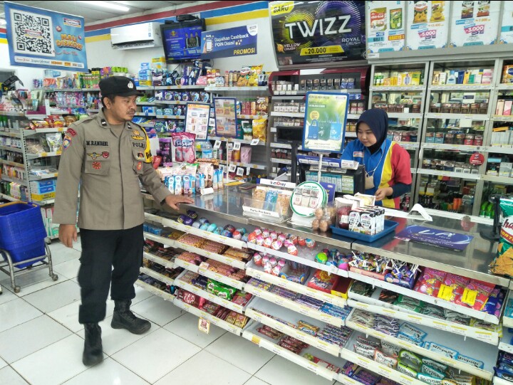 Cegah terjadinya tindak kriminalitas disiang hari, Bhabin Polsek Tanjungsiang sambangi toko modern