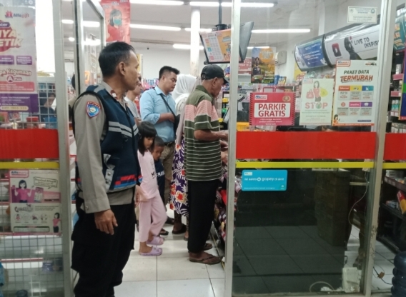 Cegah terjadinya tindak kriminalitas Kanit Binmas Polsek Tanjungsiang, sambangi toko modern