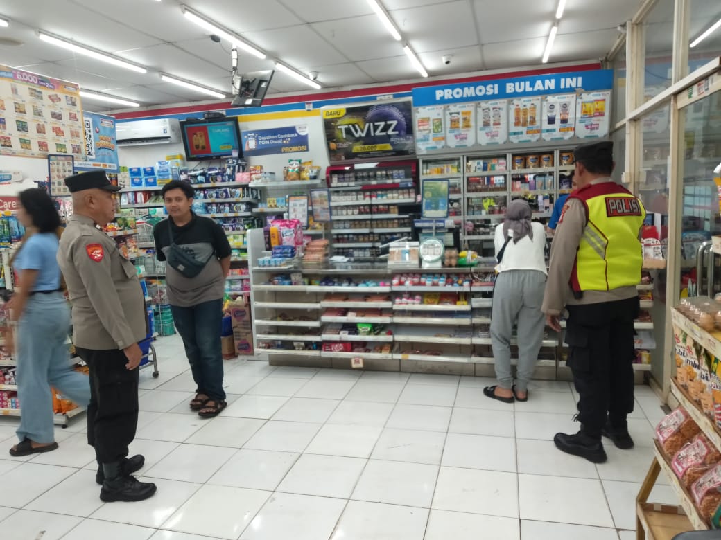 Cegah terjadinya tindak kriminalitas Kanit Sabhara Polsek Tanjungsiang, sambangi toko modern