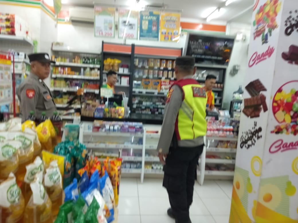 Cegah terjadinya tindak kriminalitas Kanit Sabhara Polsek Tanjungsiang, sambangi toko modern