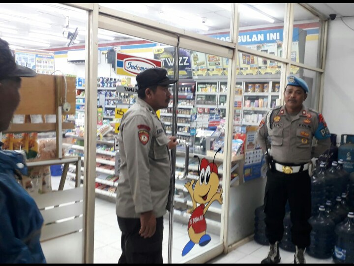 Cegah terjadinya tindak kriminalitas Piket Polsek Tanjungsiang sambangi toko modern