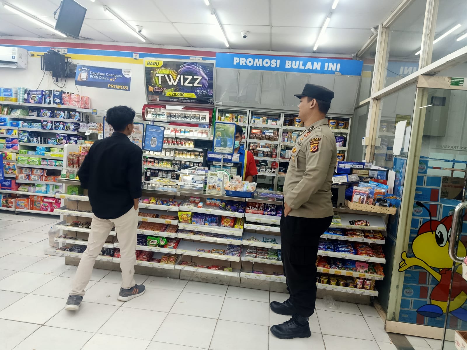Cegah terjadinya tindak kriminalitas Piket Bhabinkamtibmas Polsek Tanjungsiang, sambangi toko modern