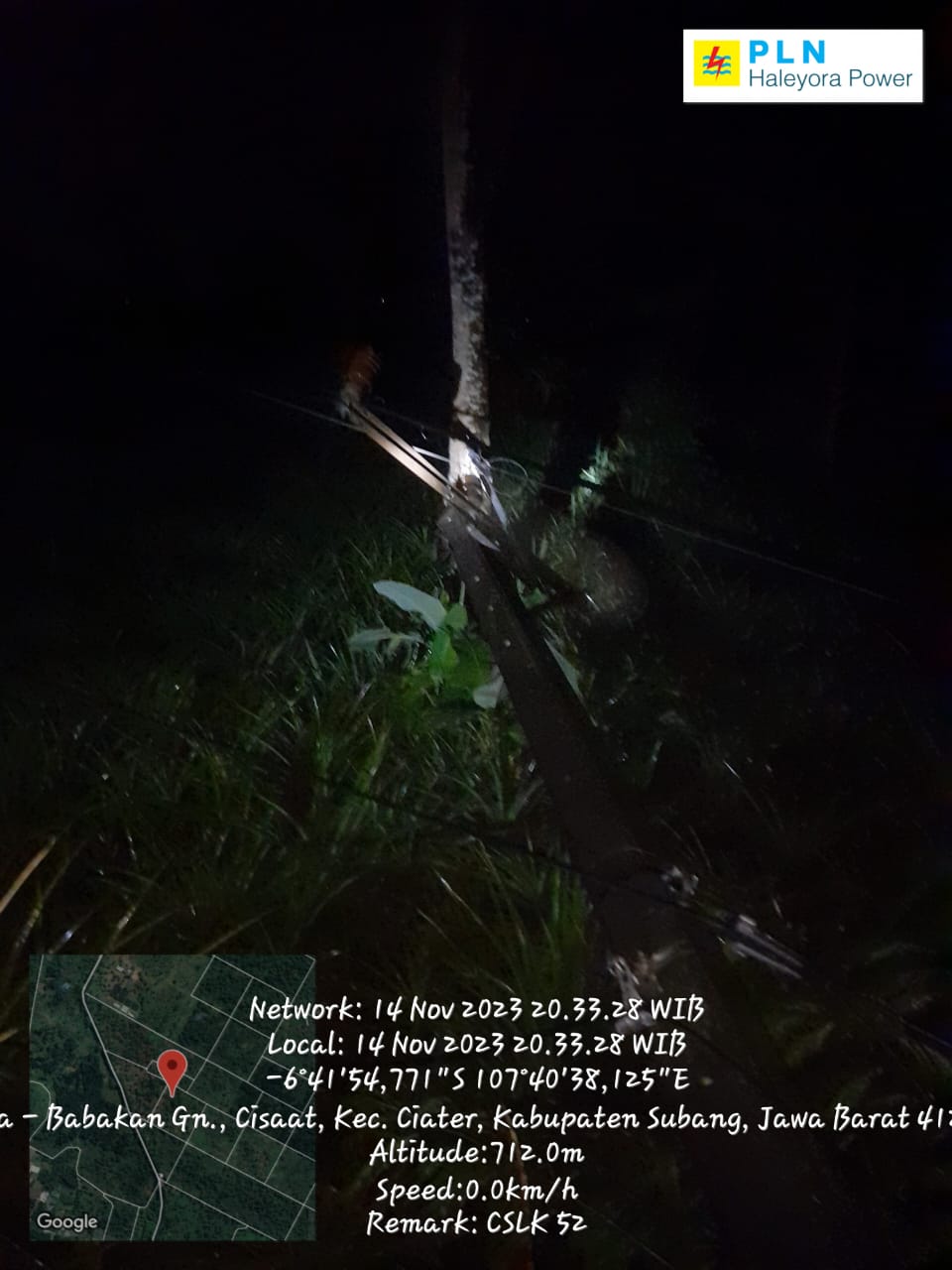 Ciater Diguyur Hujan Tiang PLN Patah,Sejak Kejadian Atto Saepulloh Danru PLN Unit Cisalak  Dan Rekanan Bersama PLN Unit Jalan Cagak Siaga Di Lokasi