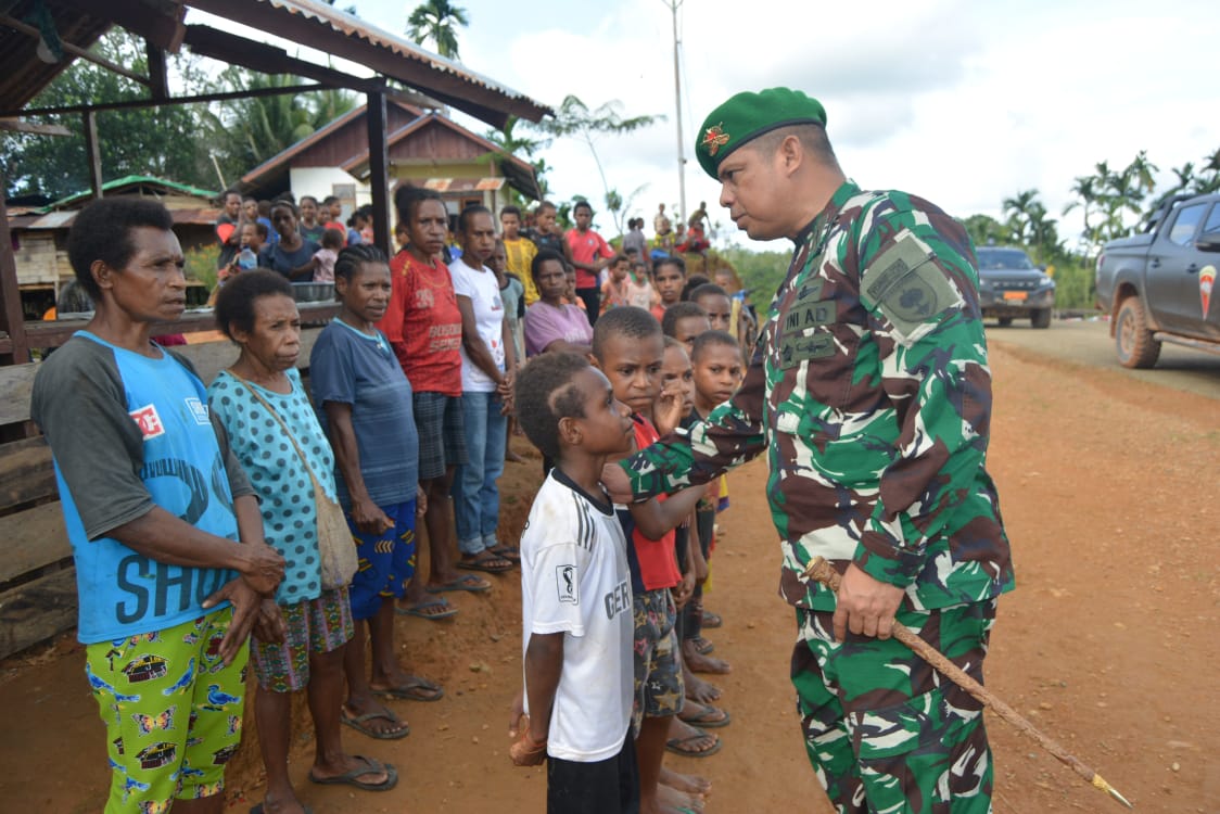 Cinta Kasih TNI Di Perbatasan RI-PNG, Satgas Yonif 725/Woroagi Bagikan Sembako Santunan Kepada Anak Yatim