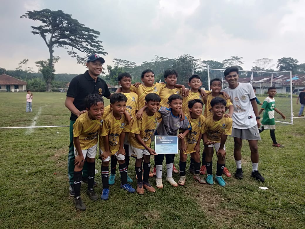 Coach Sandy Dan Sopyan  Selalu Memberikan Arahan Ke Anak - anak SSB NARAGA UNITED