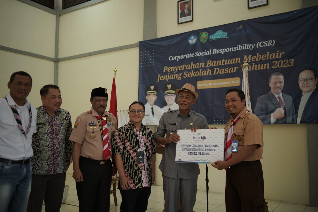 CSR BJB Subang Serahkan Mebelair,Kang Jimat Harap Mampu Meningkatkan Semangat Belajar