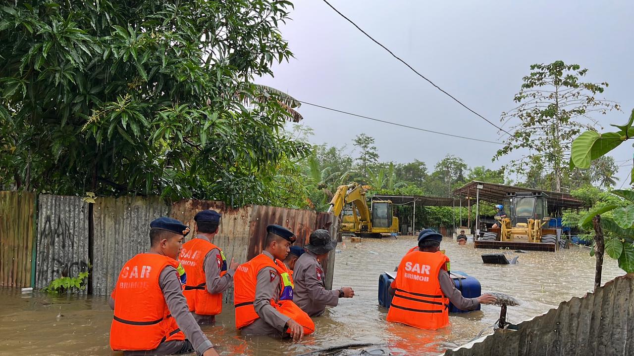 Cybernasa TV - Brimob Polda Sultra Evakuasi Warga Terdampak Banjir di Sejumlah Titik Kota Kendari