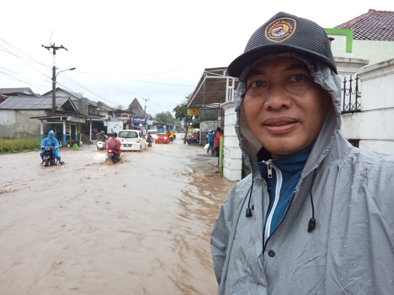 CYBERNASA TV : Camat Kecamatan Tanjungsiang Turun  Ke Lokasi Luapan Sungai Cikembang Dan Citeureup