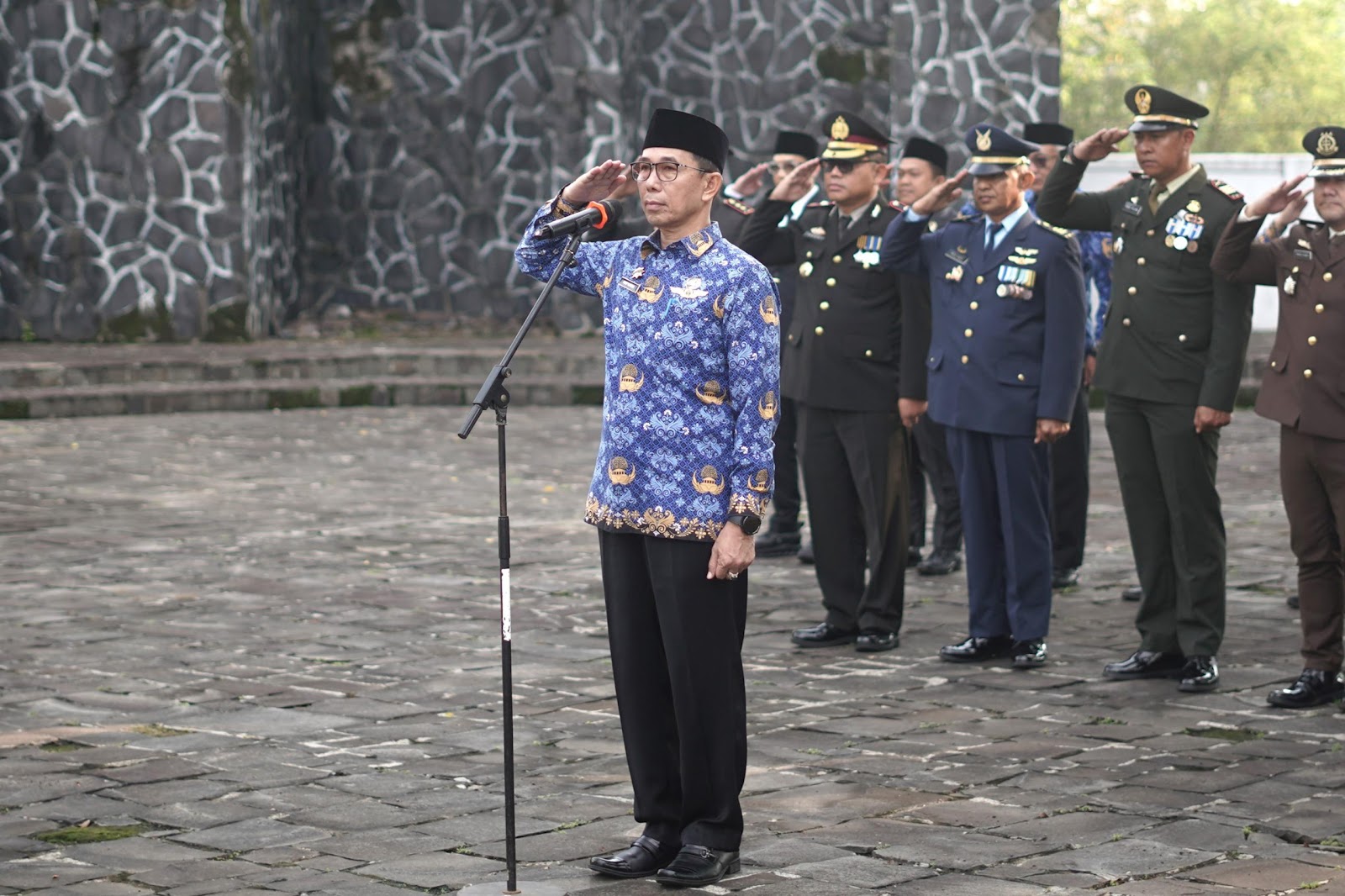 Cybernasa TV :SEKDA SUBANG PIMPIN UPACARA ZIARAH HKN, HGN, DAN HUT KORPRI 2025 DI TMO CIDONGKOL