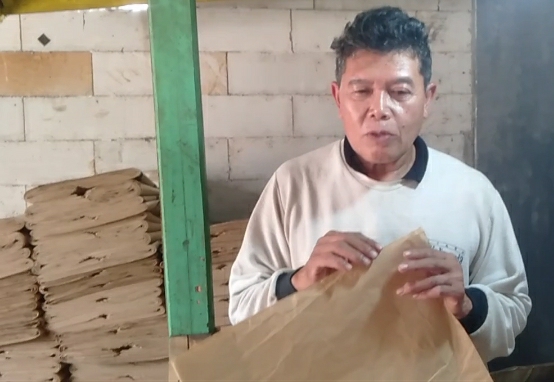 Cybernasa TV - Solusi Menghilangkan Sampah Plastik,Pengrajin Kantong Daluang Minta Agar Bupati Subang Melalui DLH Tegaskan Larangan Grosir & Toko Gunakan Kantong Plastik