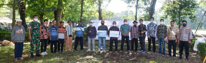 DAHANA Tebar Hewan Kurban ke Masyarakat Sekitar Perusahaan