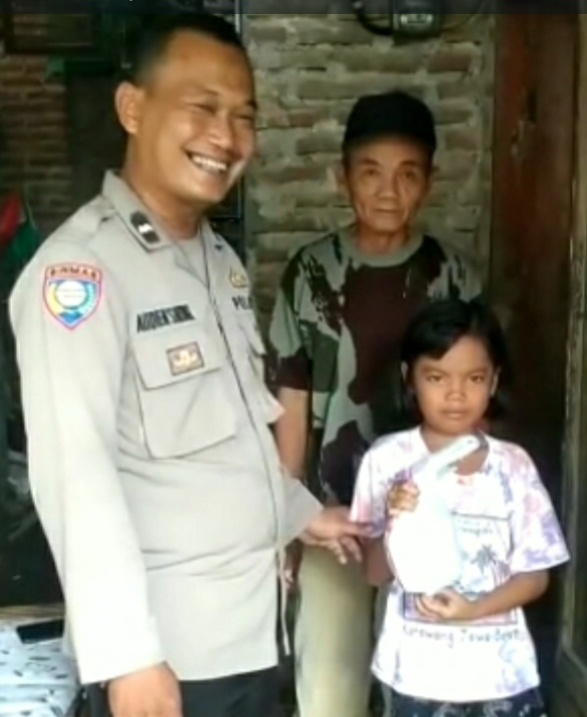Dalam Giat Sambang Warga, Polisi  Sambangi Anak Yatim