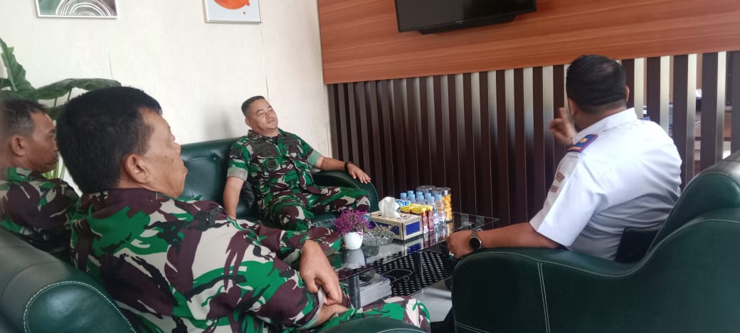 Dandim 1416/Muna Letkol Inf Gilles R.B. Hogendorp S.I.P. Silaturahim Ke Kantor Unit Bandara Kelas III Sugimanuru Kabupaten Muna Barat