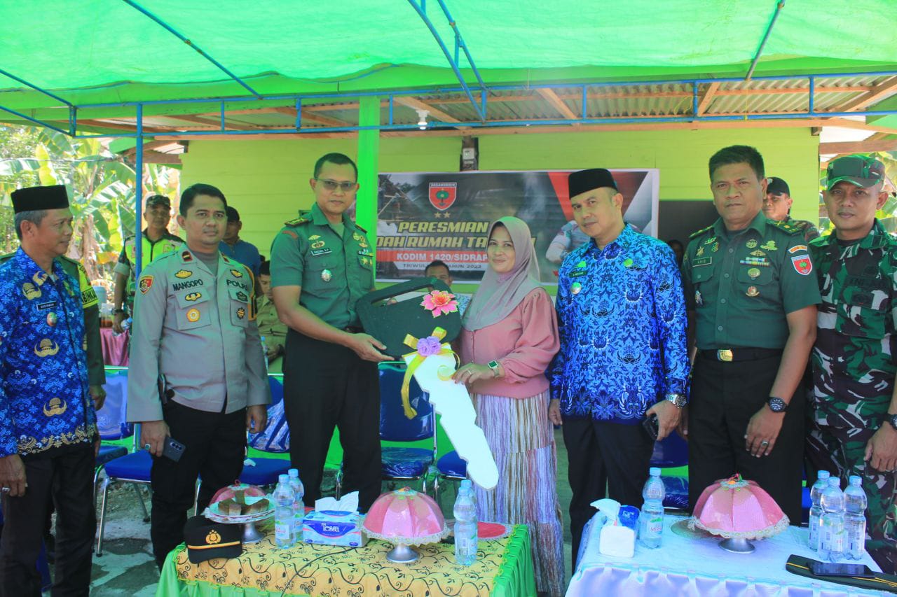 Dandim 1420/Sidrap Serahkan Kunci Bedah Rumah RTLH Tahap 4