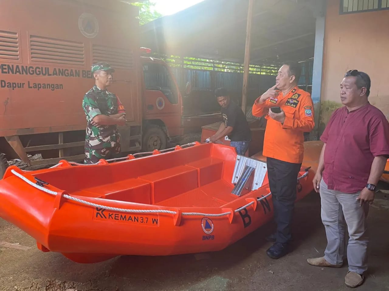 Dandim 1430/Konawe Utara Terima Bantuan Secara Simbolis 1 Paket Polyethylene dari BNPB