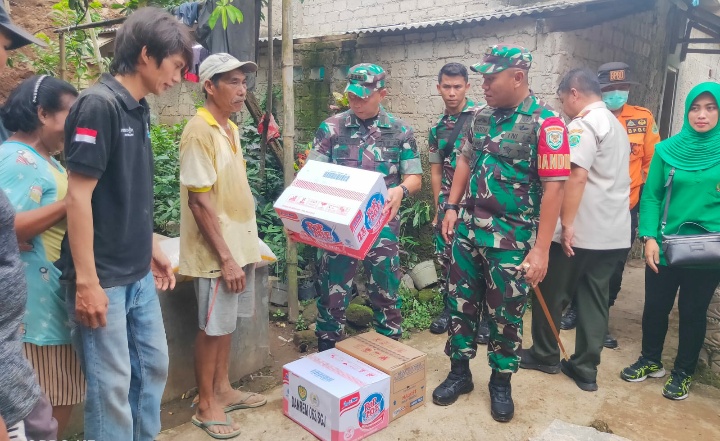 Danrem 063 kunjungi warga terdampak longsor di Subang