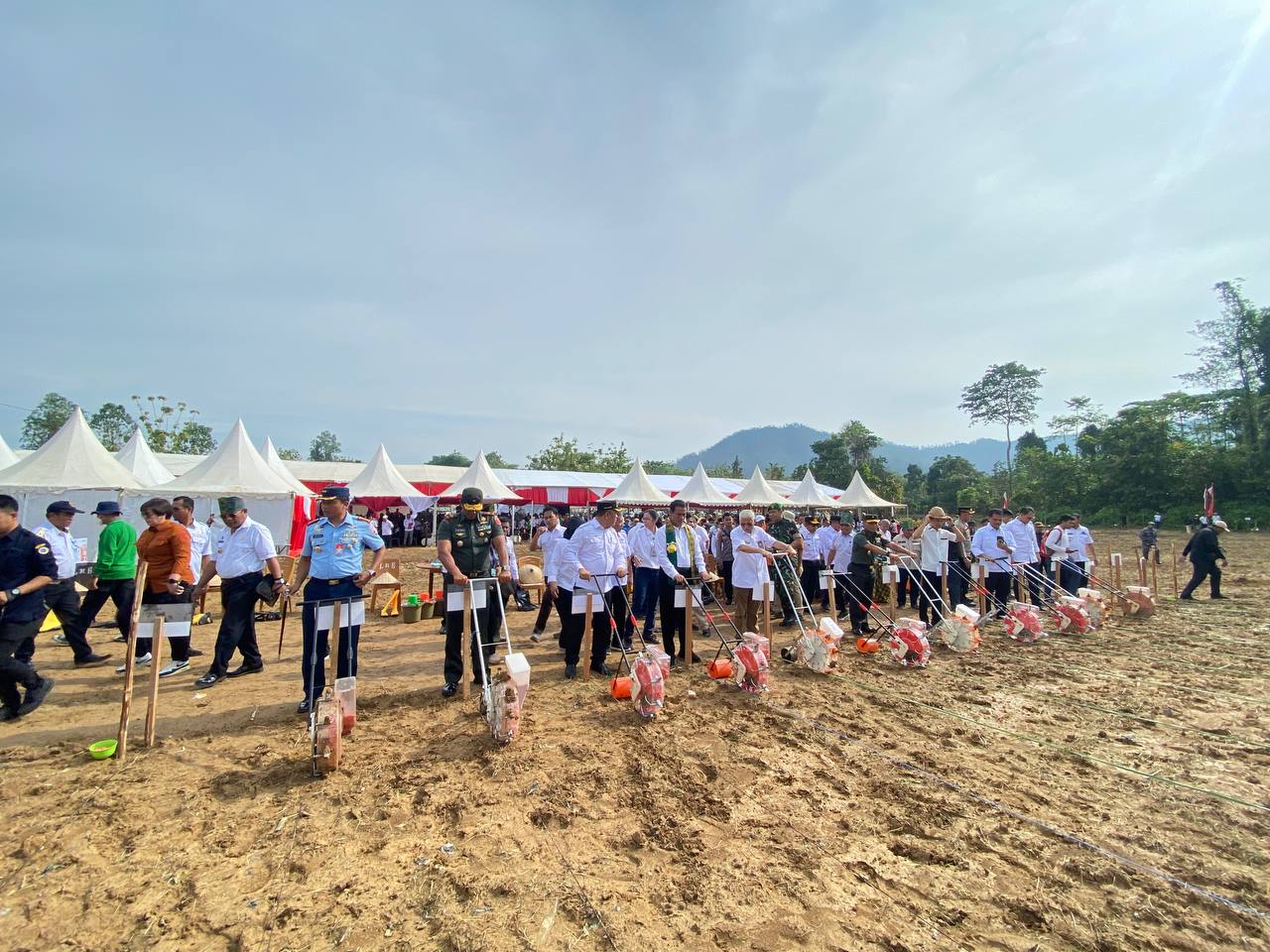 Danrem 143/HO Dampingi Menteri Pertanian Melaksanakan Penanaman Perdana Kelapa Genjah dan Jagung di  di Kab. Konawe Utara