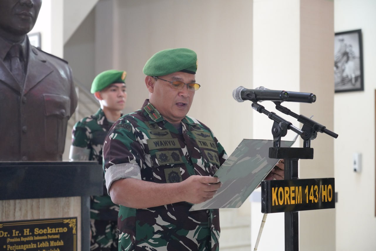 Danrem 143/HO Pimpin Acara Penyerahan Tugas Kasi Pers Kasrem 143/HO dan Tradisi Korem 143/HO