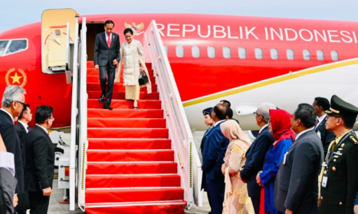 Dari Singapura, Presiden Jokowi dan Ibu Iriana Tiba di Malaysia