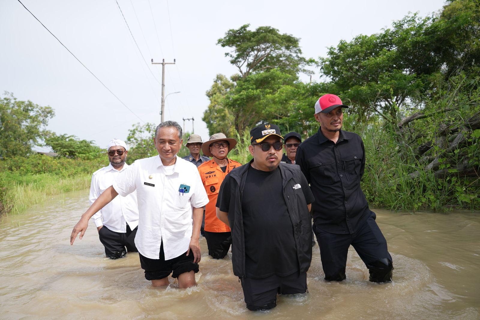 “DEMI WARGA TANGGUL-PATIMBAN YANG TERISOLIR 6 HARI, KANG REY NEKAT TERJUN KE BANJIR: ‘KITA BUAT TANGGUL, GAK BOLEH TERENDAM LAGI!’'