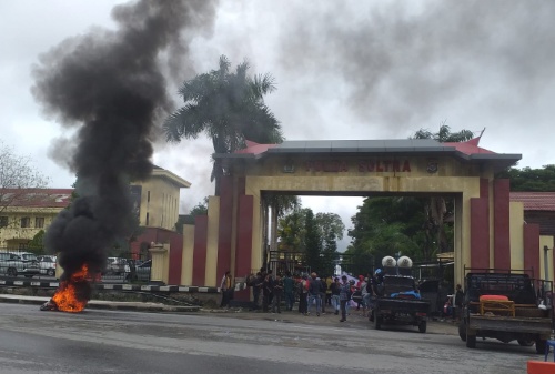 Demo Aktivis Di Mapolda Sultra, Usut Dugaan Ijazah Palsu Oknum Kades Marombo Pantai Kabupaten Konawe Utara