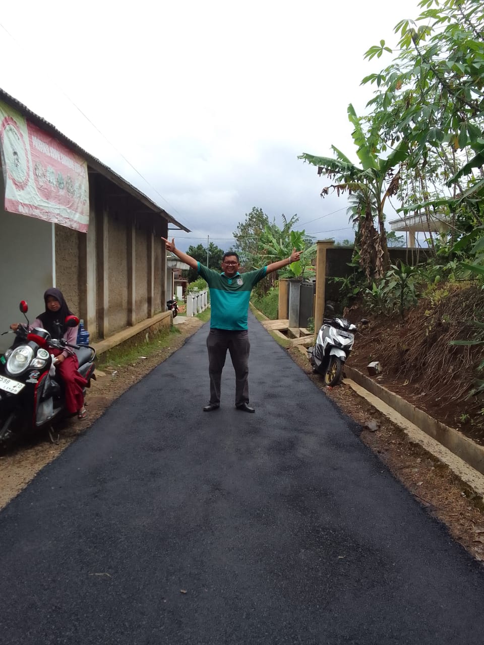 Desa Gandasoli " NGABRET " Realisasikan Dana Desa Untuk Infrastruktur  Hotmik Jalan Desa