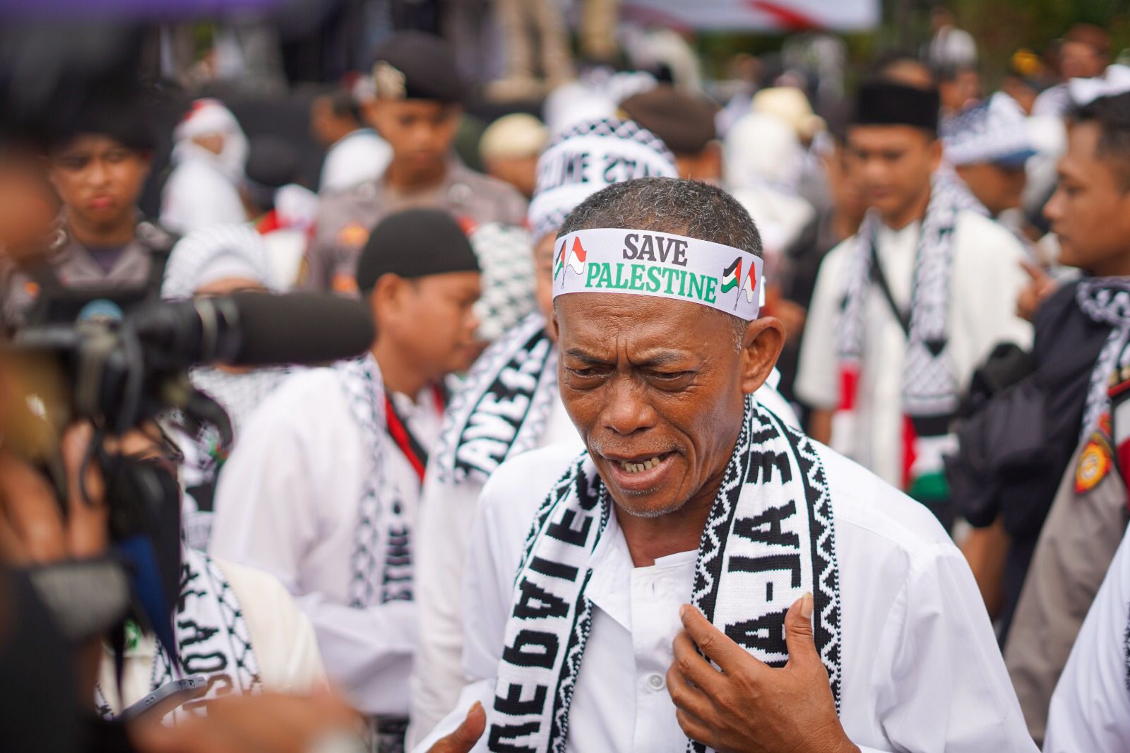 Di Aksi ‘DONASI’ Kang Jimat Menetes Air Mata dan Menyampaikan " Merasakan Derita di Palestina "