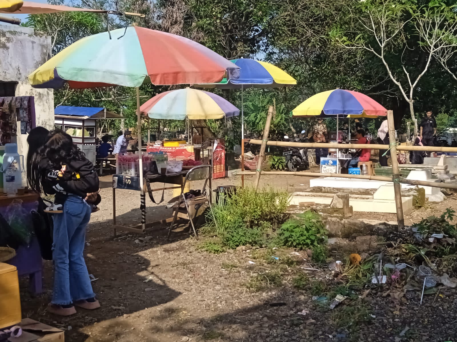 Di Hari H + 3 Pemakaman Perumahan Bumi Abdi Praja Kmp. Batu Rengat Para pejiarah stabil Kel. Sukamelang - Subang Jabar