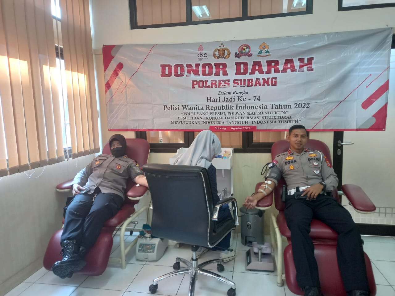 DI HUT Polwan Ke-74, Polwan Polres Subang  Menggelar Bakti Kemanusiaan Berupa Donor Darah.