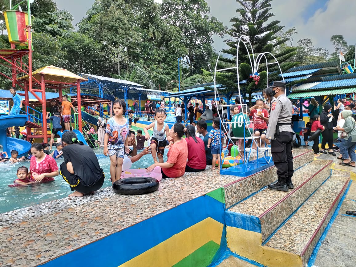 Di Suasana Lebaran Kanit Sabhara Dan Jajaran Kepolisian Sektor Tanjungsiang Laksanakan Giat Kamtibmas Di  Lokasi Wisata Kolam Renang Indah Alam Desa Buniara