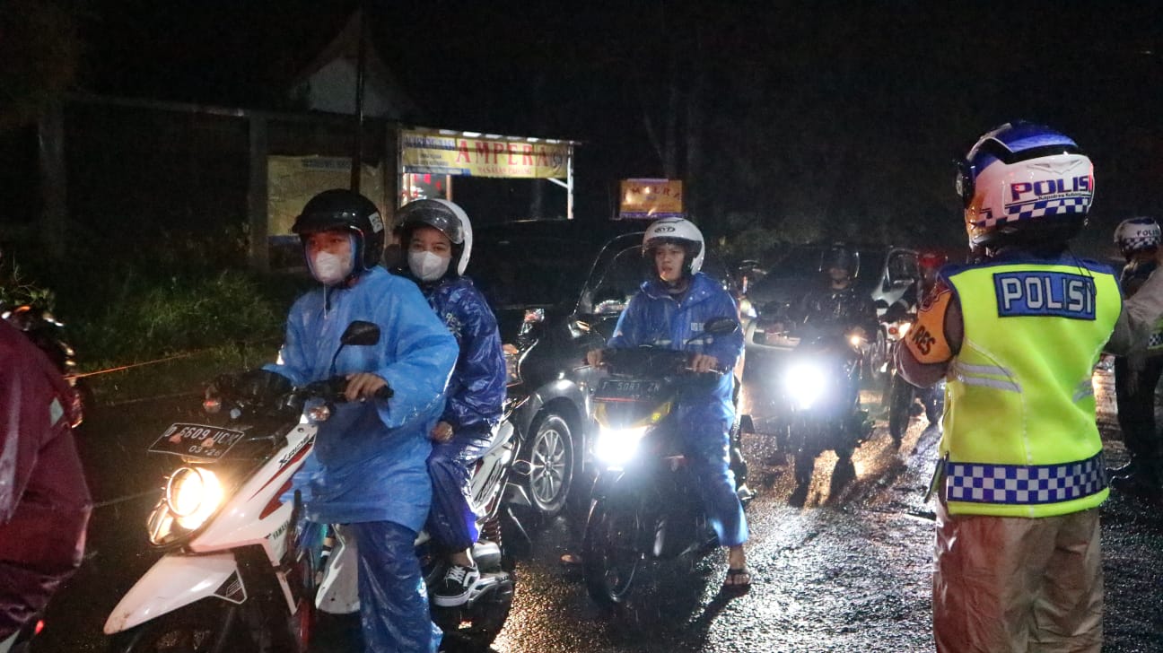 Di Suasanana Operasi Ketupat Kapolres Subang Masih Giat Pengecekan Arus lalulintas Dijalur Selatan