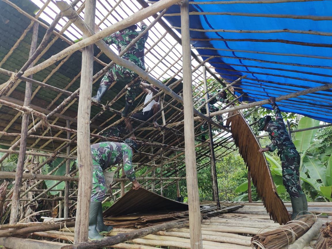 Di Tapal Batas RI-PNG, Satgas Yonif 725/Woroagi Bantu Perbaikan Rumah Warga