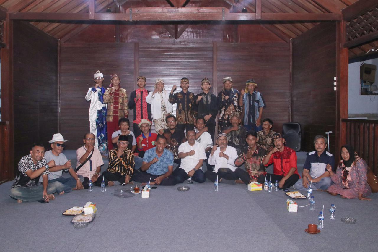 DIALOG DENGAN 7 DALANG SUBANG, KANG JIMAT HARAP DALANG SAMPAIKAN PESAN GOTONG ROYONG PADA MASYARAKAT