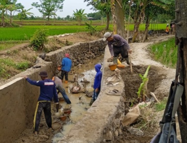 Diduga proyek Drainase / TPT Bes Jembatan Di Kerjakan Asal-asalan
