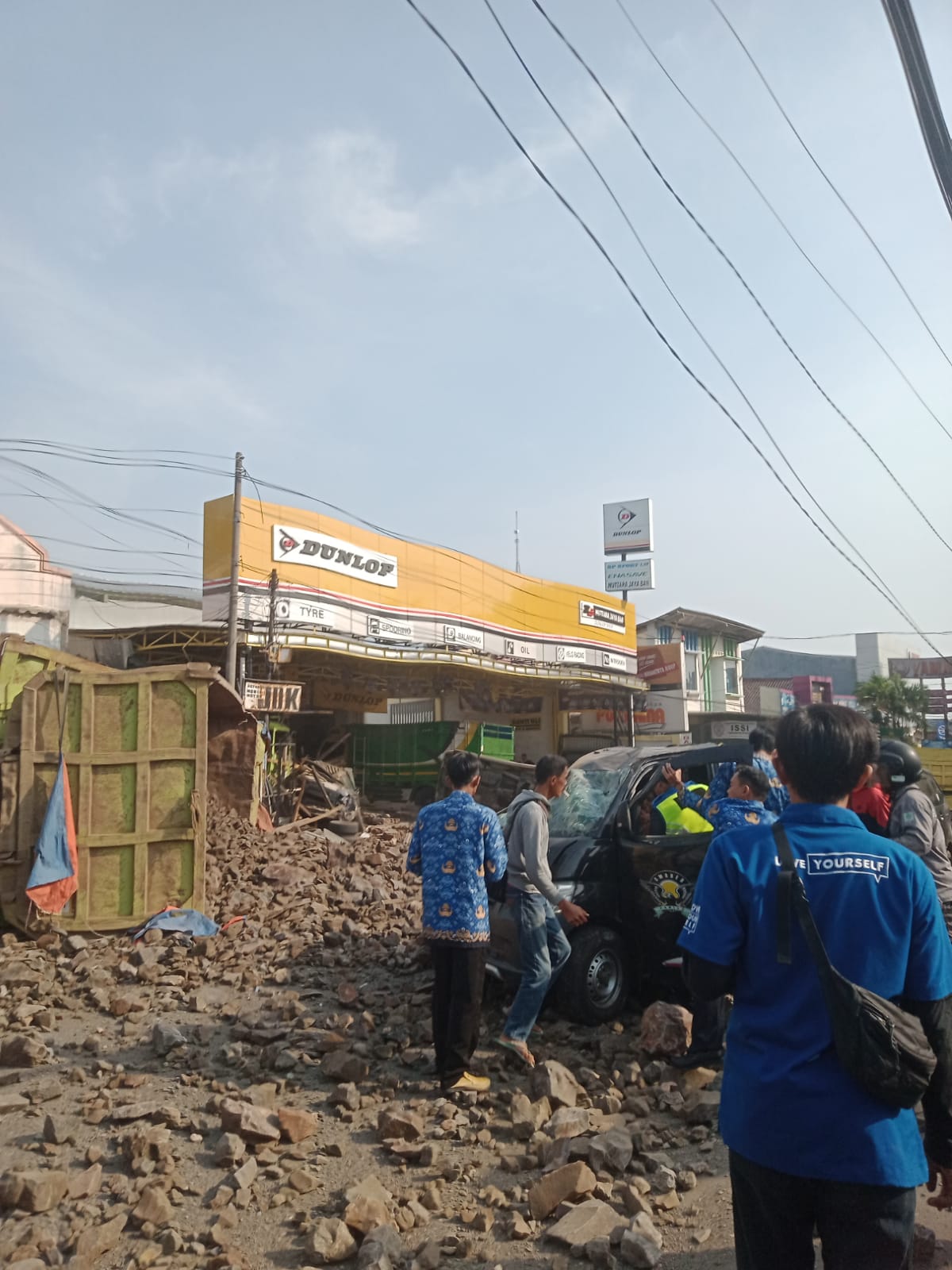 Diduga Rem Blong, Mobil Truk Bermuatan Material Batu Terjungkir,Sehingga Memakan Korban