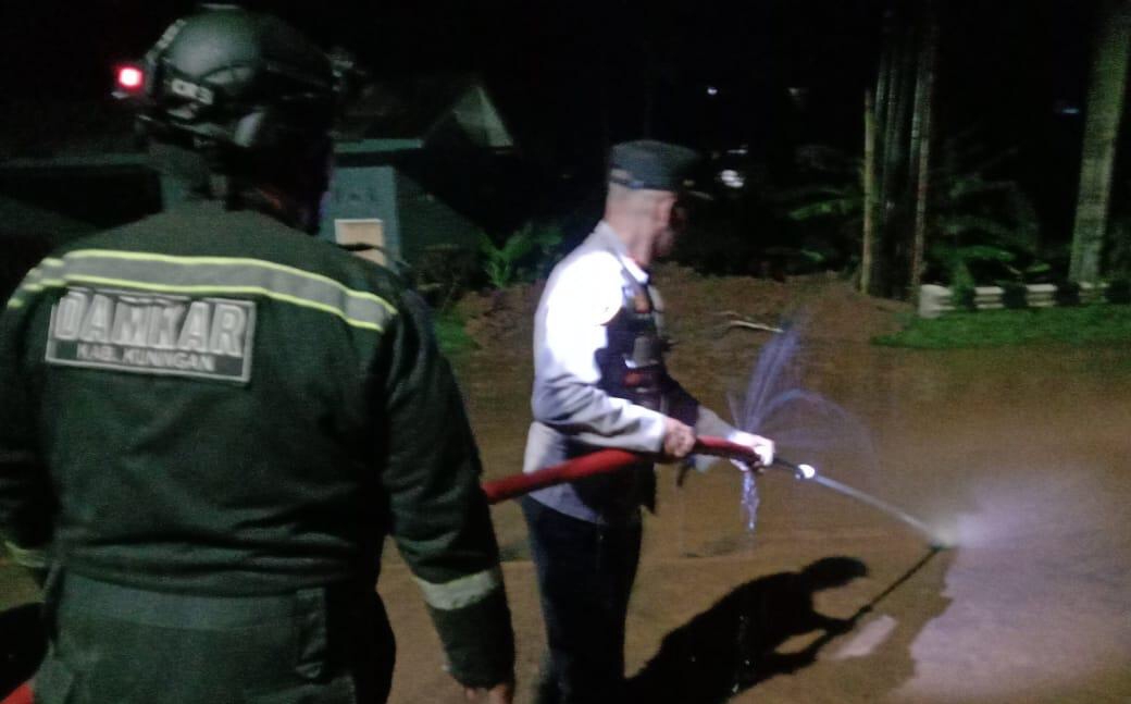 Diguyur Hujan Deras, Polisi Turunkan Alat Berat Untuk Bantu Evakuasi Bencana Tanah Longsor Yang Menutupi Jalan Provinsi