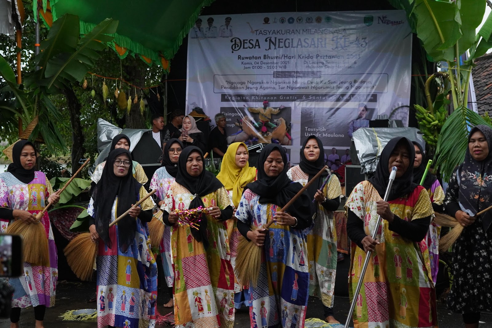 DIGUYUR HUJAN,MASYARAKAT NEGLASARI PAGADEN ANTUSIAS SAMBUT KANG AKUR SAAT HADIIRI MILANGKALA DESA DAN RUWATAN BUMI