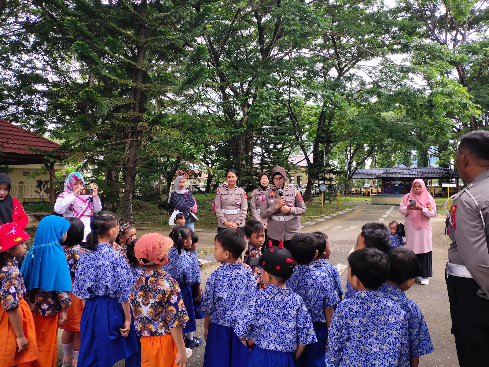Dikmas Lantas Subdit Kamsel Ditlantas Polda Sultra Gelar Kegiatan Polisi Sahabat Anak di Taman Lalu Lintas Polda Sultra