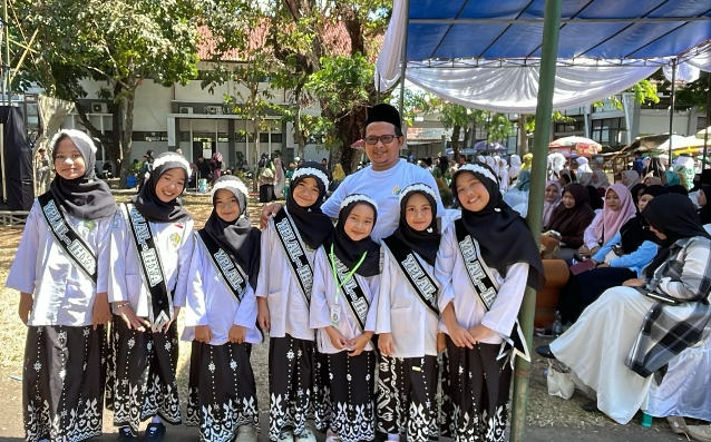 DINIYAH TAKMILIYAH  SEBAGAI PENGUAT PENDIDIKAN KARAKTER  BIDANG KEAGAMAAN DI SEKOLAH FORMAL TINGKAT SD, SMP DAN SMA/SMK