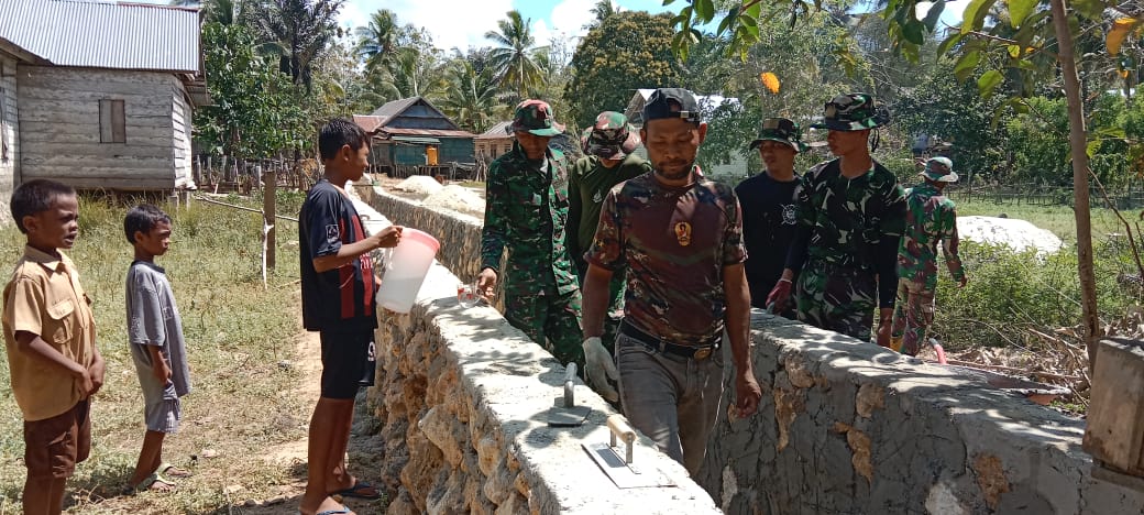 Disemangati Dengan Anak-Anak Yang Membawakan Air Minum, Satgas TMMD 118 Kodim Muna Terus Bekerja Dengan Semangat