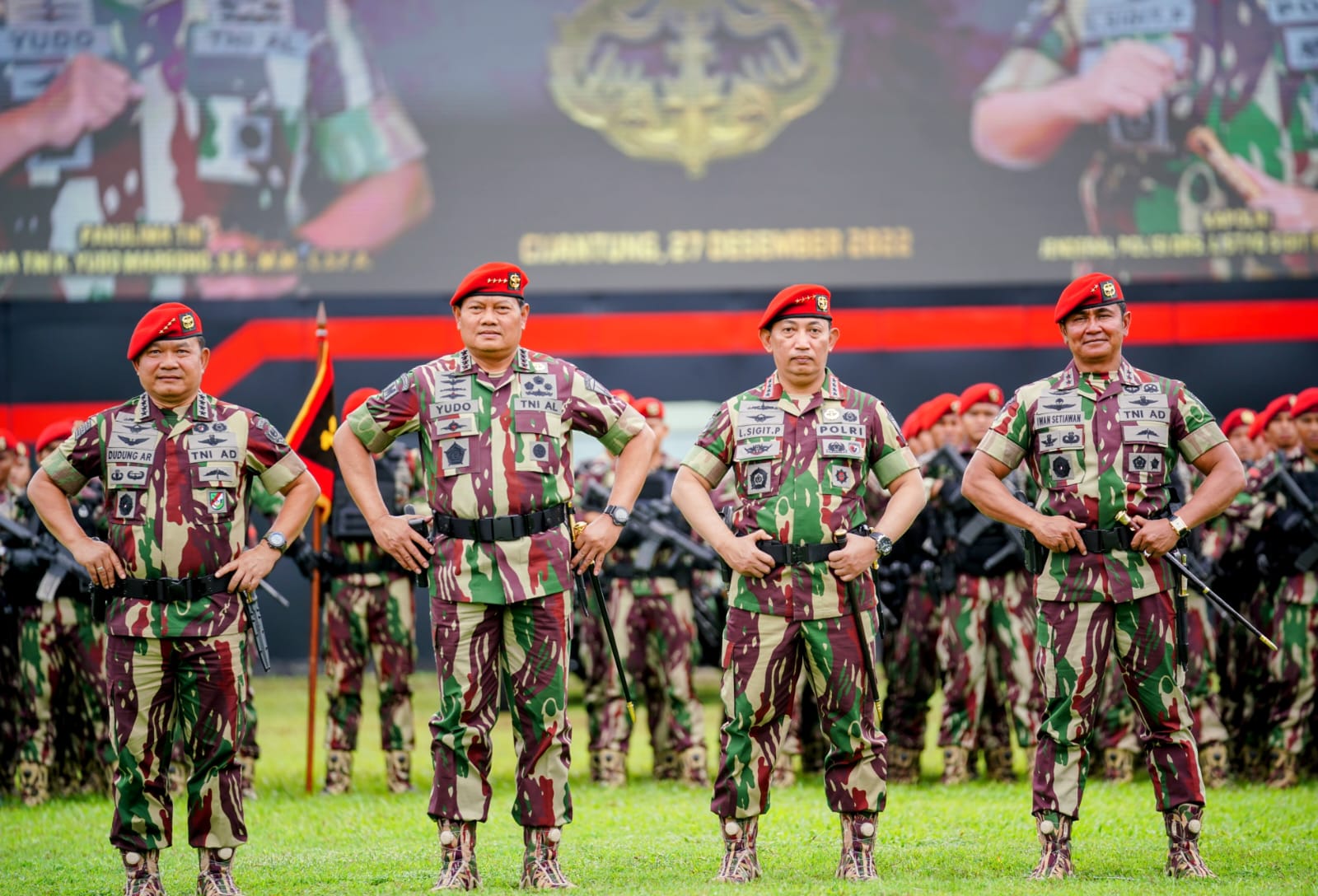 Disematkan Baret Merah Kopassus, Kapolri : Jangan Ragukan Sinergisitas TNI-Polri Jaga NKRI