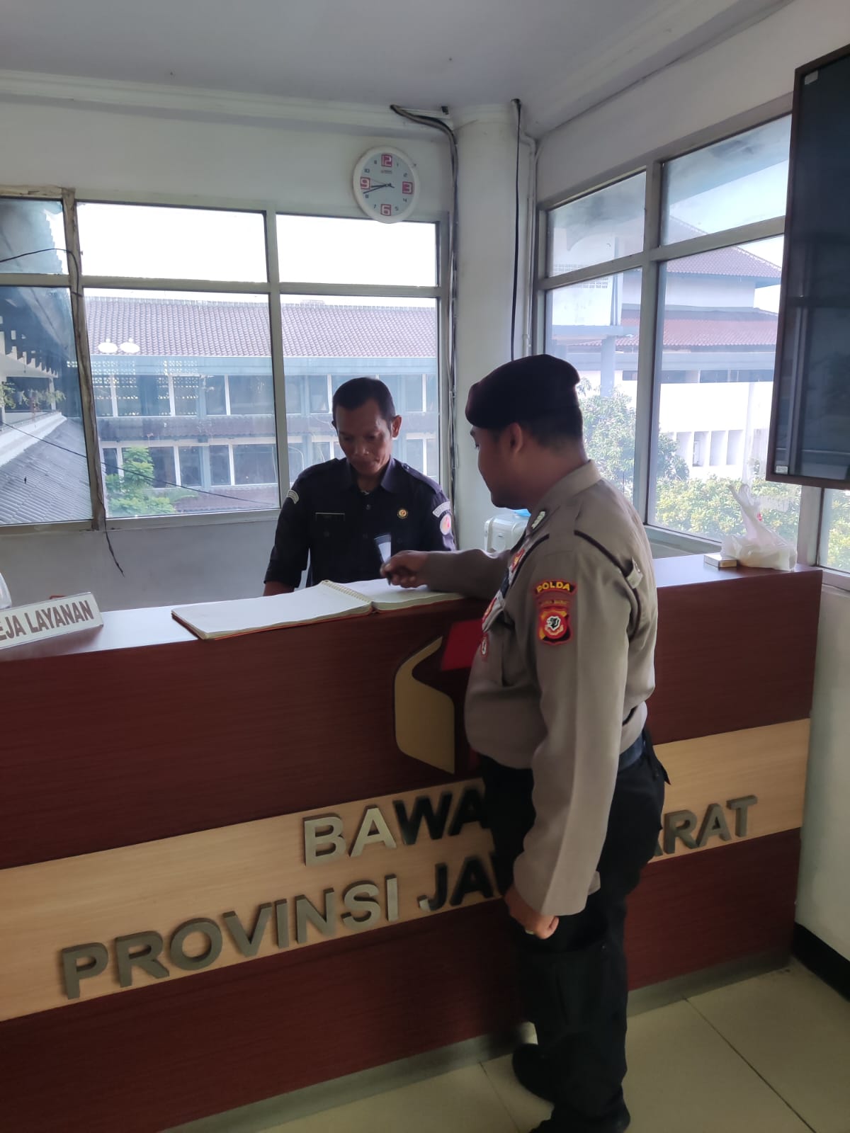 DIT SAMAPTA POLDA JABAR LAKSANAKAN PENGAMANAN DI KANTOR BAWASLU PROVINSI JABAR DALAM RANGKA OPS MANTAP BRATA 2023-2024