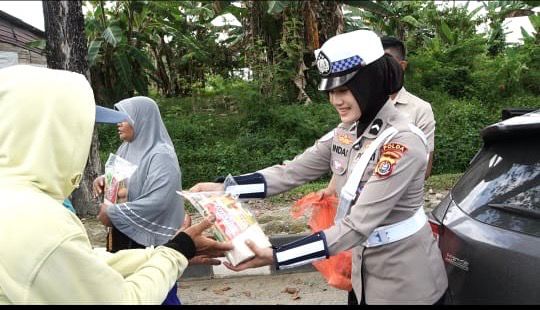 Ditlantas Polda Sultra Gelar Giat Bansos Jumat Berkah Bagi Masyarakat Seputaran MTQ