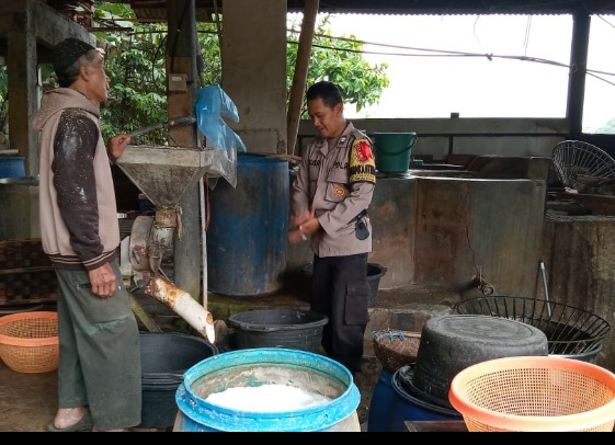 Dukung Pengembangan UMKM, Bhabinkamtibmas Polsek Sumedang Selatan Sambangi Produsen Tahu Sumedang
