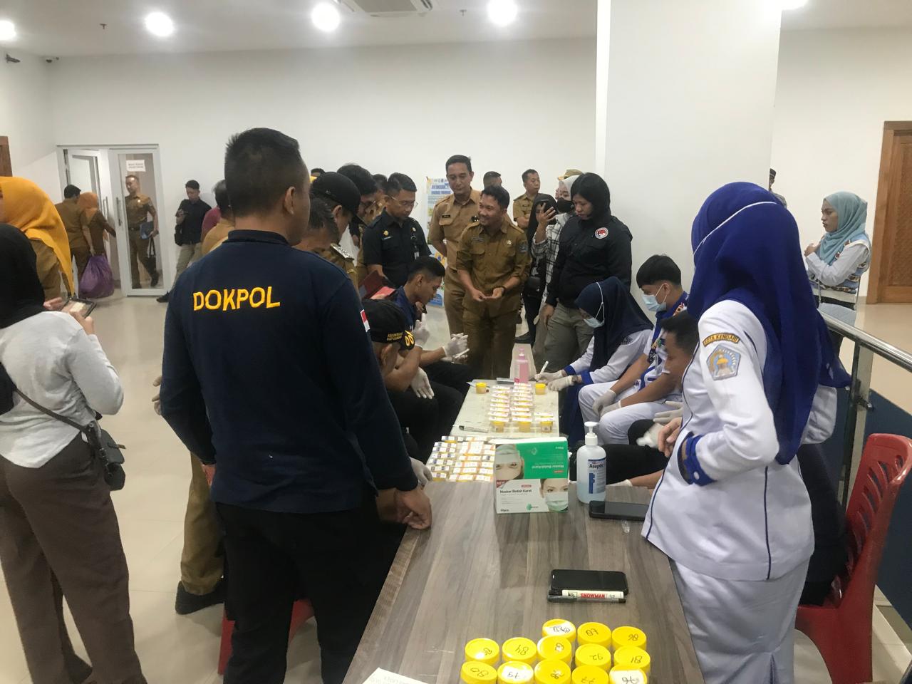 Dukung Program Asta Cita Presiden RI, Dit Resnarkoba Polda Sultra Laksanakan Tes Urine di Kantor Walikota Kendari